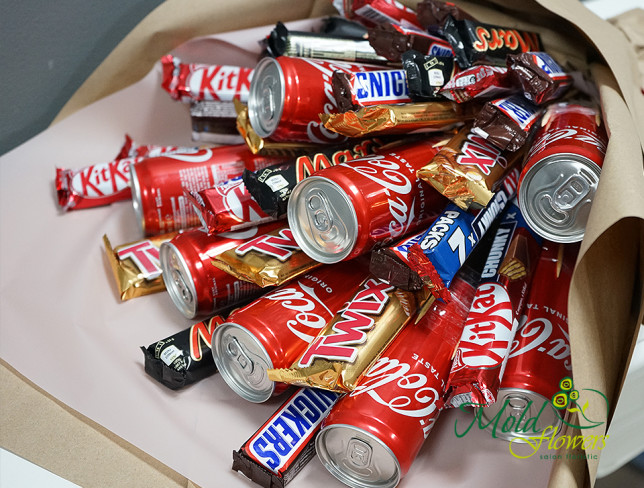 Сладкий букет с coca-cola, mars, twix и snickers 2 (под заказ, 24 часа) Фото